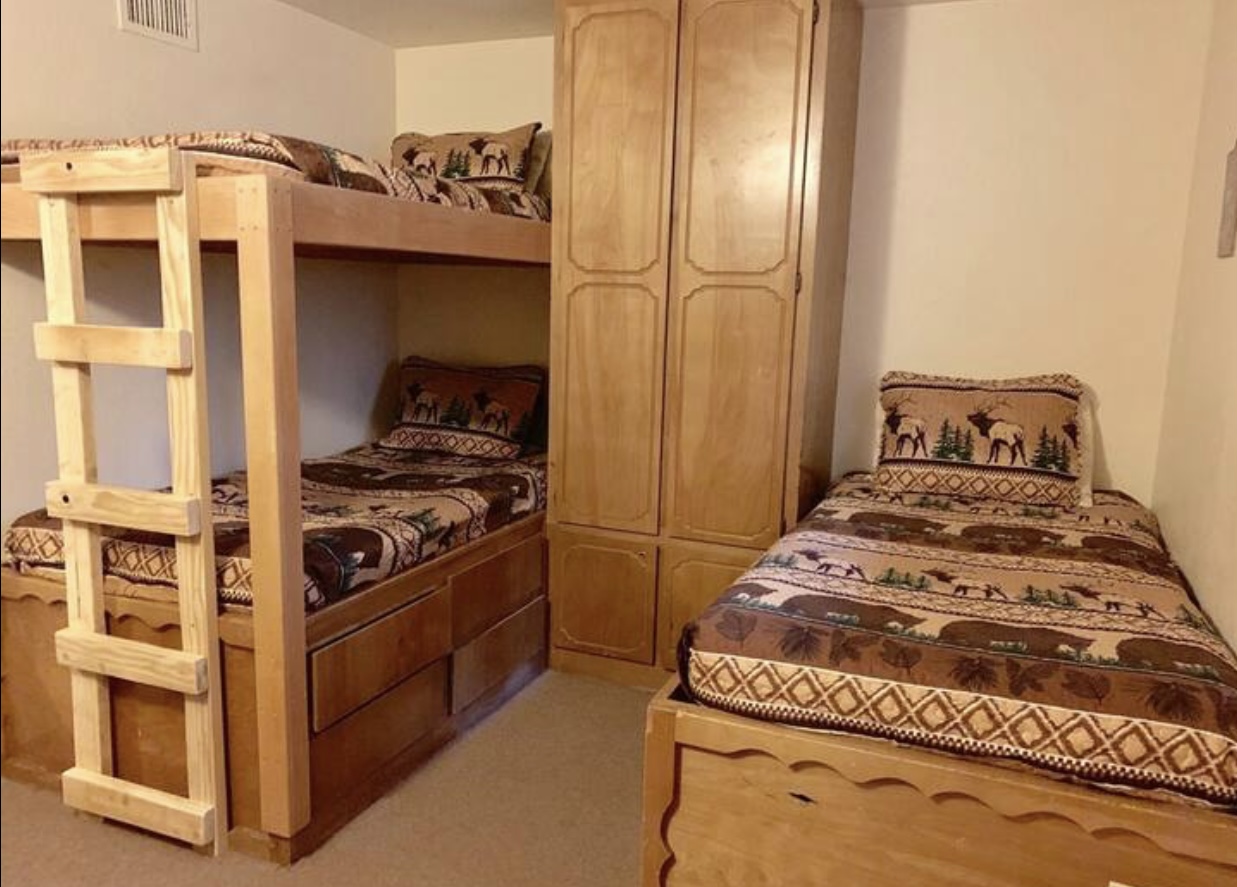 second bedroom of the elk-a-seltzer suite