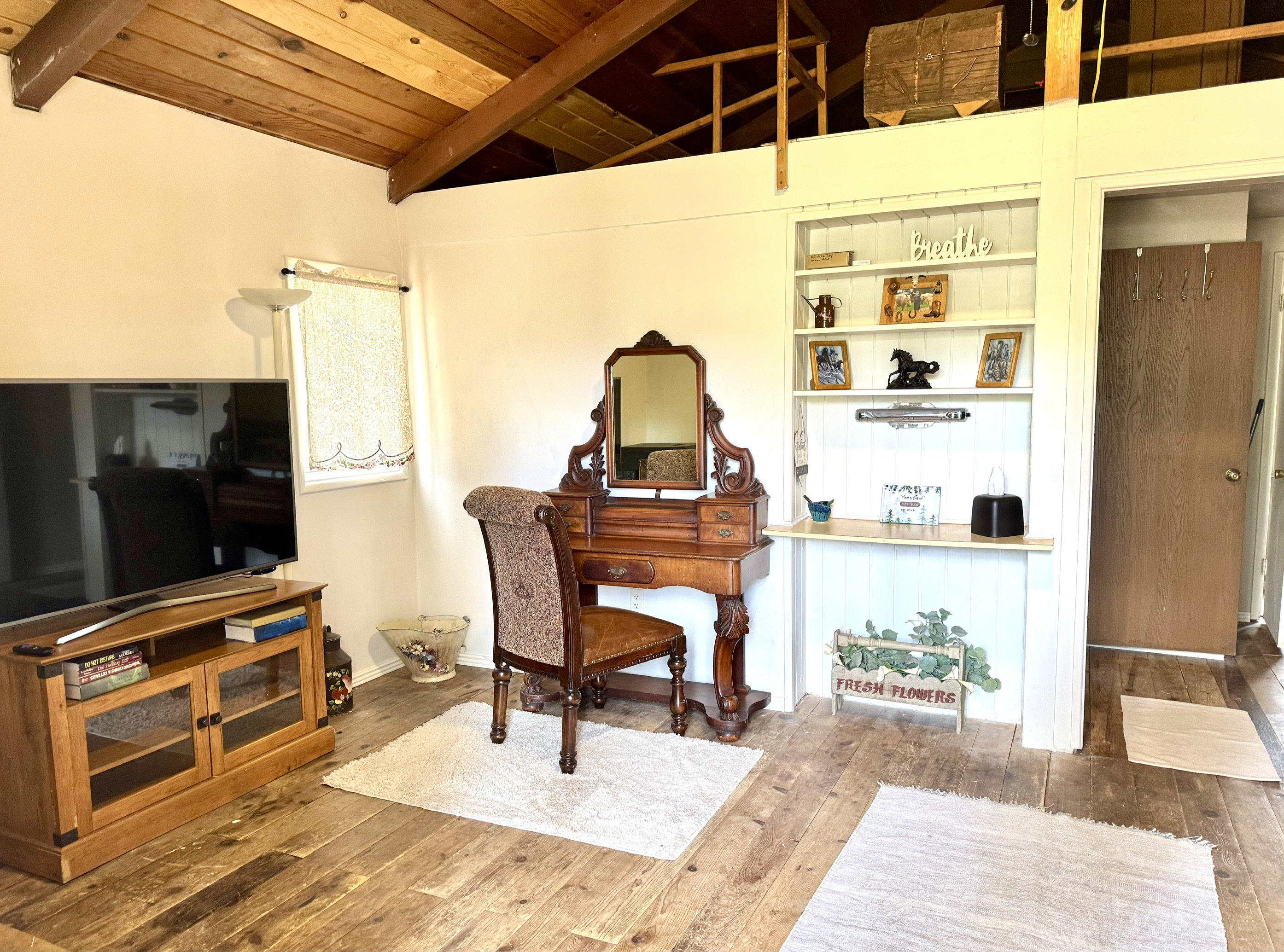 moms cabin livingroom